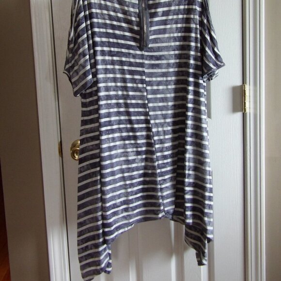 La vanya Woman Cold Shoulder Short Sleeve Top - Picture 4 of 6